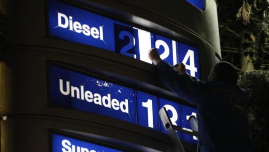 Nafta arrin ‘pikun’ që nga nisja e luftës, hyn në fuqi vendimi i Bordit të Transparencës! Pikat e karburanteve vendosin tabelat me çmimet e reja
