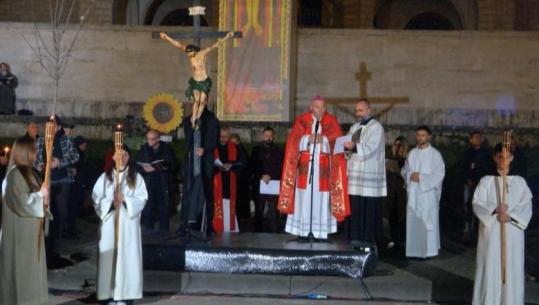Tiranë/ Besimtarët katolikë kremtojnë 'Udhën e Kryqit', imzot Arjan Dodaj: Shumë vëllezër e motra në mënyrë të tepruar banojnë në burgje, drejtësia represive pa përgjigje e mbyt të ardhmen