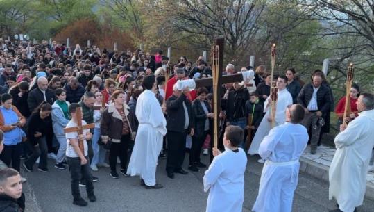 Kremtohet Udha e Kryqit në Lezhë, dhjetëra besimtarë i bashkohen ritualit fetar që nisi nga qendra e qytetit dhe përfundoi në kala