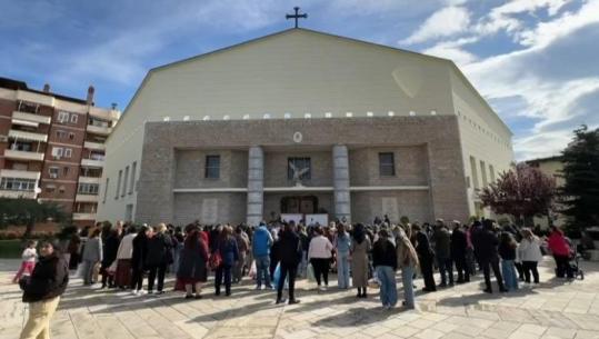 E shtuna e Madhe e Pashkës, besimtarët katolikë në kishën e Lezhës për bekimin e ushqimeve
