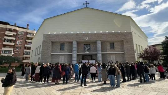 E Shtuna e Madhe e Pashkës, besimtarët katolikë në kisha për bekimin e ushqimeve, sonte mesha në Katedralen ‘Ngjallja e Krishtit’