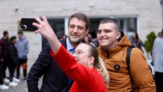 Hoxha dialog me studentët e Korçës: Integrimi evropian nuk është më ëndërr por projekt real! Kapitali njerëzor, potenciali ynë i madh