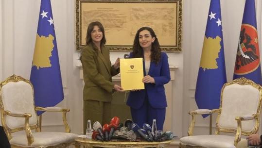 Kosovë/ Vjosa Osmanit i përfundon mandati, i dorëzon detyrën kryeparlamentares Haxhiu! Thirrja e përbashkët: Kuvendi ta zgjedhë sa më parë Presidentin