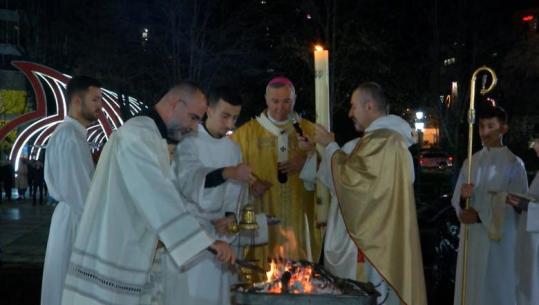 LIVE TV- Ngjallja e Krishtit, besimtarët katolikë kremtojnë Pashkën