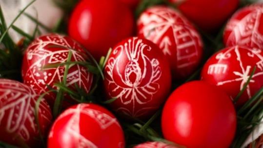 Veza e kuqe e Pashkës, historia dhe simbolika e saj