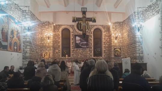 Kremtohen Pashkët në Kishën “San Luca” në Kuçovë, të pranishme rreth 300 familje katolike të qarkut të Beratit