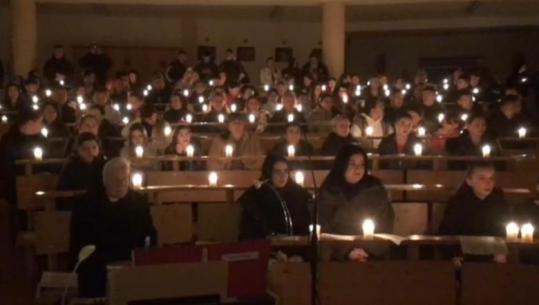 Besimtarët katolikë kremtojnë Pashkën në Fushë-Arrëz, mesazhe për paqe e solidaritet mes njëri-tjetrit