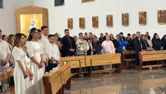 Lezhë/ Besimtarët katolikë kremtojnë Pashkën në katedralen e 'Shën Nikollit'