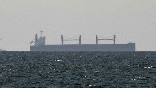 Anija cisternë e Japonisë kalon Ngushticën e Hormuzit pa pengesa