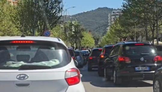 Moti me diell/ Qytetarët ‘pushtojnë’ Vlorën, trafik i rënduar në akset kryesore të qytetit