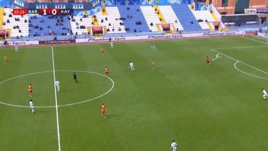 VIDEO/ Spektakël në Superligën turke, gardiani i Kasimpasa shënon 'nga porta në portë'