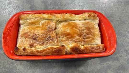 Byrek me petë sfoliatë, kërpudha, proshutë dhe vezë nga zonja Albana