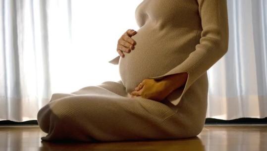 Arsyeja pse gratë lindin të shtrira në shpinë janë… burrat! Sekreti ‘i harruar’ i forcës së rëndesës