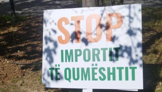 ‘Stop importit të qumështit’, blegtorët në protestë para Ministrisë së Bujqësisë