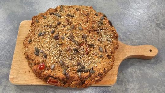 Bukë me perime, ullinj dhe erëza nga zonja Albana 