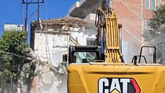 Ishin ndërtuar mbi kanalin e ujërave të larta, prishen dy banesa në Vlorë