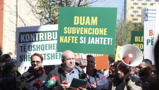 ‘Na subvenciononi naftën si jahtet’, fermerët protestë para Ministrisë së Bujqësisë! Salla dhe Malaj takim me një përfaqësi (VIDEO)