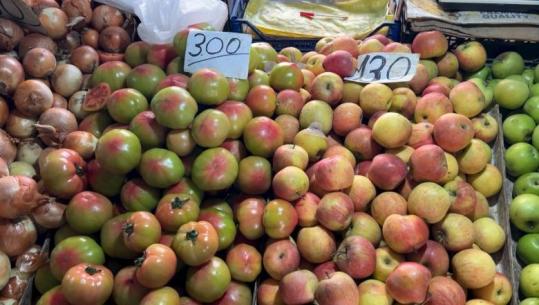 Fier, rritja e çmimit boshatis tregun! Pensionistët: Dy kokrra mollë 100 lekë, një kile domate 300 lekë, s’i blejmë dot