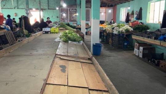 Fier, rritja e çmimit boshatis tregun! Pensionistët: Dy kokrra mollë 100 lekë, një kile domate 300 lekë, s’i blejmë dot