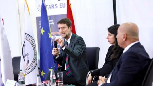 Ministri Hoxha takim me studentët në Durrës: Rruga e Shqipërisë drejt BE, e pandashme nga angazhimi i të rinjve