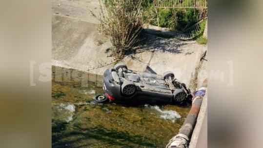 Aksident në Elbasan, makina bie përmbys në përrua