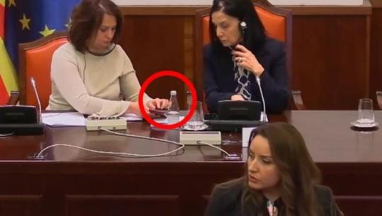 Gjuha shqipe ‘sherr’ në Kuvendin e Maqedonisë së Veriut, deputetja shqiptare bllokon seancën për barazinë, Dauti: Po na diskriminoni hapur