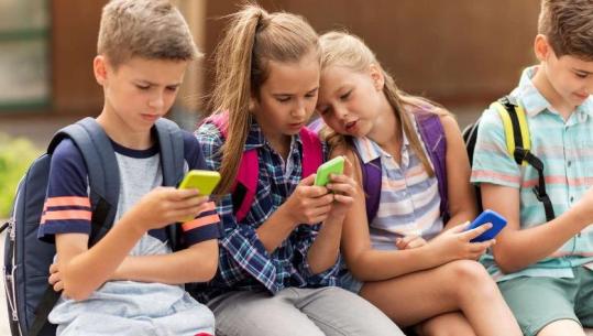 Greqia ndalon mediat sociale për fëmijët nën 15 vjeç nga 1 janari i 2027-ës, Mitsotakis: Diçka e vështirë, por e domsodoshme