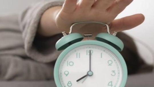Pse disa njerëz zgjohen gjithmonë pak para alarmit? Shpjegimi që lidhet me orën biologjike