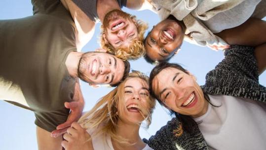 Kjo është mosha kur njerëzit konsiderohen vërtet të rritur