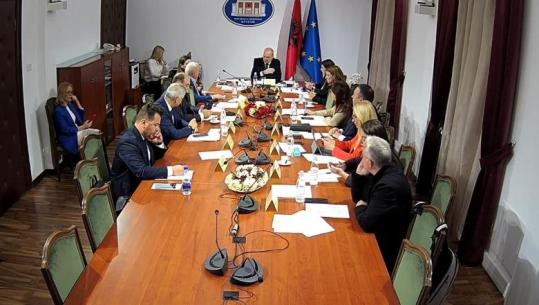 Komisioni i Jashtëm/ PD: Qeveria shumë vonë me raportin, ç’po ndodh me integrimin? Socialistët: Raporti vjen shpejt, negociatat s’janë bllokuar