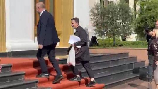 Sot interpelanca me ministrin e Bujqësisë, Erion Braçe shkon në Kuvend me qese me perime