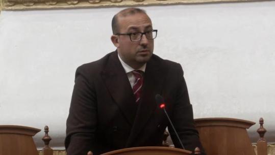 ‘Çfarë pune bën, e di ajo që është ministre?’ Korreshi me ironi ‘therëse’ për Salën: Njoftojeni që ka kaluar rroga