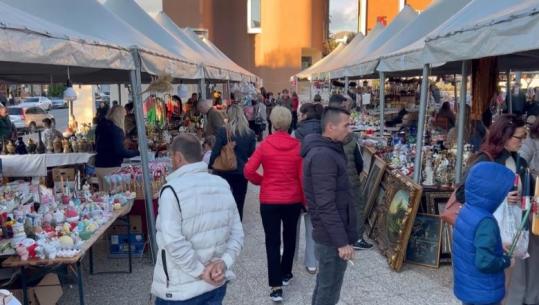 Pse besojnë se enët e baltës sjellin fat? Flasin besimtaret në Korçë për ritet e zakonet ortodokse, në prag të festës së Pashkës