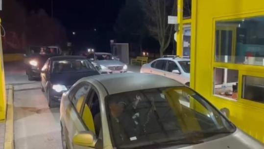 Korçë/ Fluks në pikën kufitare të Kapshticës, emigrantët shqiptarë fillojnë të rikthehen në vend për Pashkët