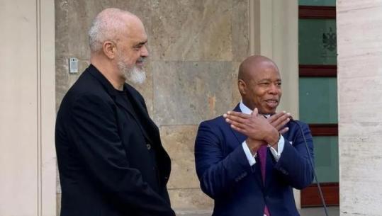 Ish-kryetari i Bashkisë së New Yorkut, Erik Adams, merr shtetësinë shqiptare