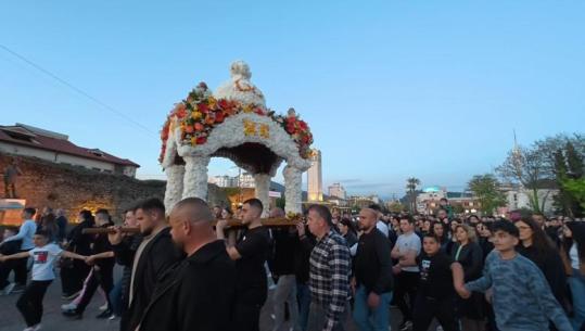 Agjërim, lutje dhe rituale të ndryshme, besimtarët ortodoksë në Elbasan kremtojnë të Premten e Zezë