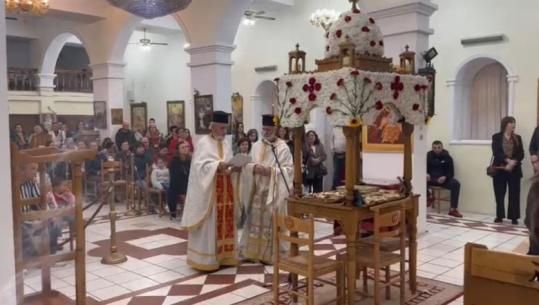 Vlorë/ Zhvillohet rituali simbolik i varrimit të Krishtit, besimtarët ortodoksë kremtojnë të Premten e Zezë