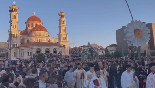 Këngë kishtare dhe lutje në rrugët e Korçës, besimtarët ortodoksë kremtojnë të Premten e Zezë