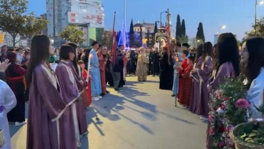 Nën tingujt e bandës frymore, besimtarët ortodoksë në Fier kremtojnë Të Premten e Zezë