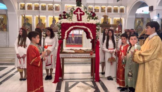Atmosferë solemniteti dhe reflektimi, besimtarët ortodoksë në Sarandë kremtojnë të Premten e Zezë