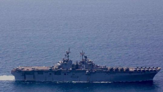 Mediat: Anija amerikane që hyri në Hormuz u tërhoq pas një paralajmërimi nga marina iraniane