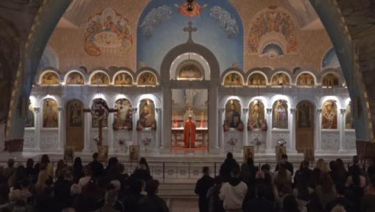 Krishti u ngjall! Mbahet mesha solemne në Katedralen ortodokse, besimtarët ortodoksë kremtojnë pashkët 