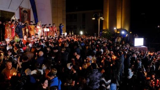 Krishti u Ngjall! Besimtarët ortodoksë në të gjithë vendin kremtojnë Pashkën, lutje për paqe dhe mirësi