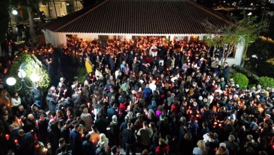 Me qirinj dhe urime tradicionale, besimtarët në Sarandë kremtojnë Pashkët Ortodokse