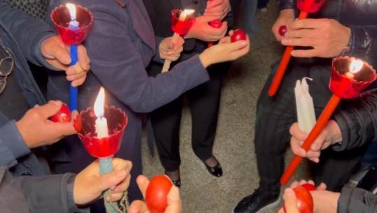 Me dritën e shpresës në duar, besimtarët e Korçës kremtojnë Pashkët