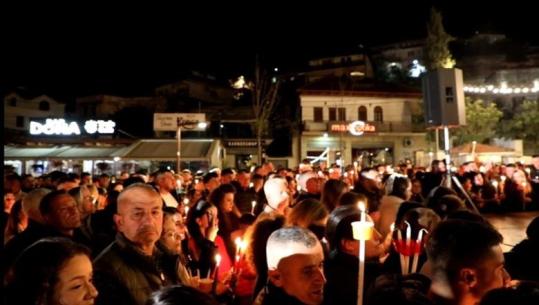 Kremtohet Pashka ortodokse në Berat, qindra qirinj ndriçojnë sheshin e katedrales