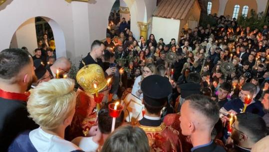 Me dritën e shpresës në duar, besimtarët e Korçës kremtojnë Pashkët