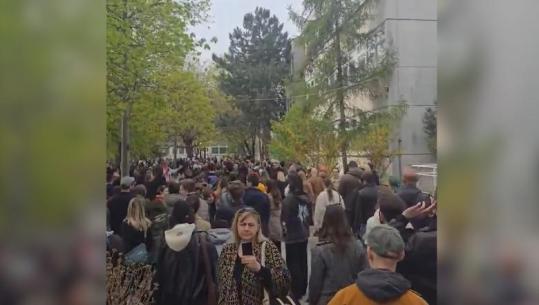 Zgjedhjet në Hungari, qendrat e votimit drejt mbylljes por radhët e votuesve s'kanë fund në Budapest (VIDEO)