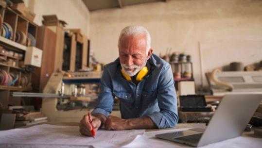 Largimi i të rinjve, bizneset kthejnë 'sytë' nga të moshuarit! 27% e pensionistëve po punojnë tri herë më shumë se në vitin 2015