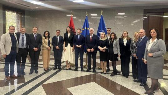 Samiti i Diasportës, ministri Hoxha takim me Këshillin Koordinues: Në fokus promovimi i gjuhës shqipe, zhvillimi ekonomik e shoqëror